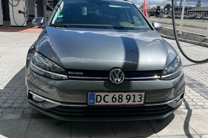 Grå VW Golf VII fra 2019