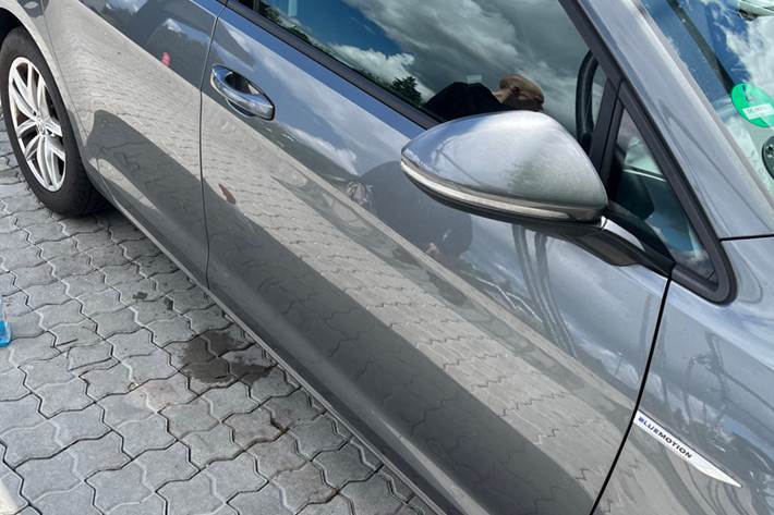 Grå VW Golf VII fra 2019