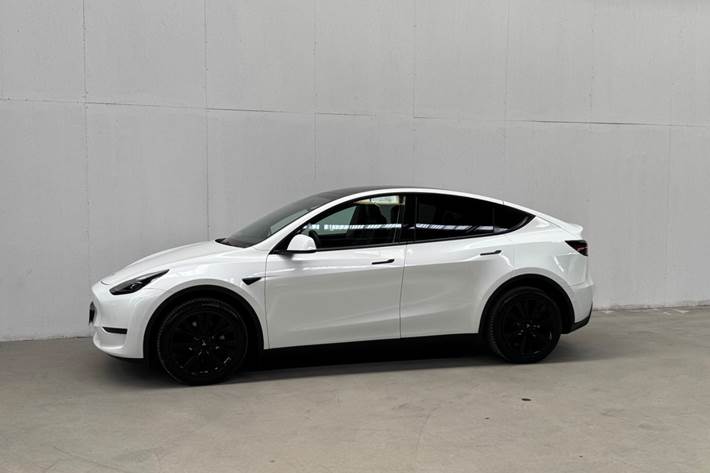 Hvid Tesla Model Y fra 2022