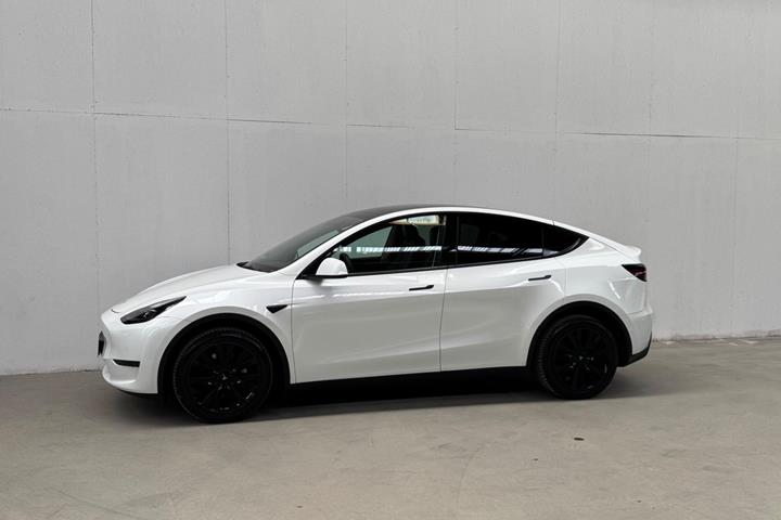 Hvid Tesla Model Y fra 2022