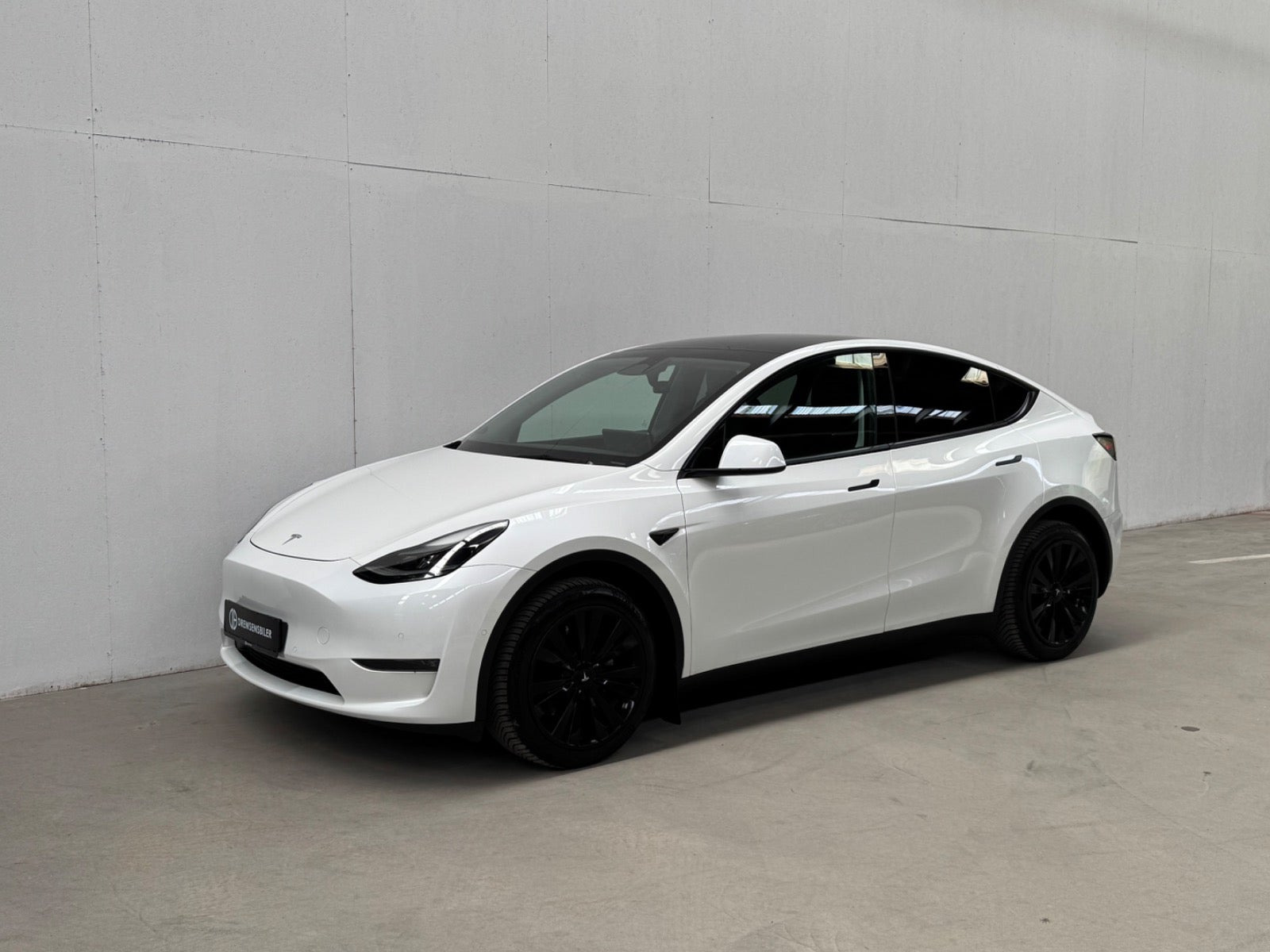 Hvid Tesla Model Y fra 2022