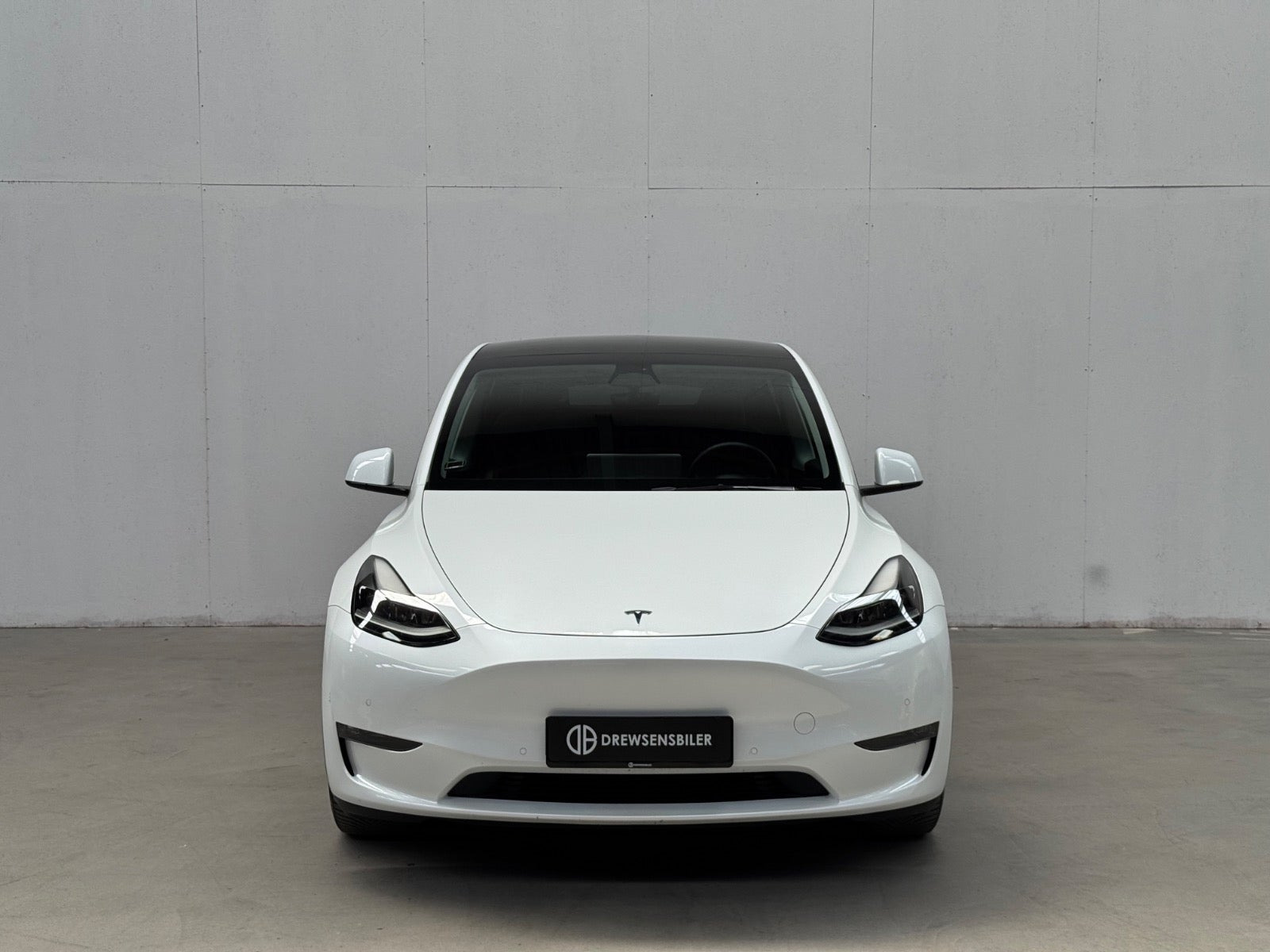 Hvid Tesla Model Y fra 2022
