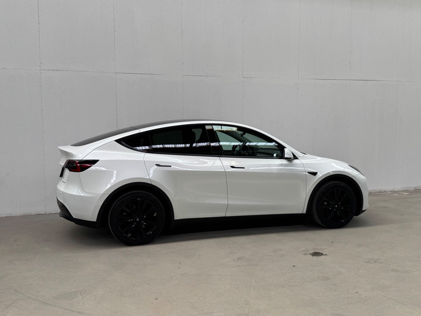 Hvid Tesla Model Y fra 2022