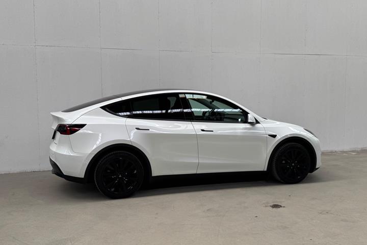 Hvid Tesla Model Y fra 2022