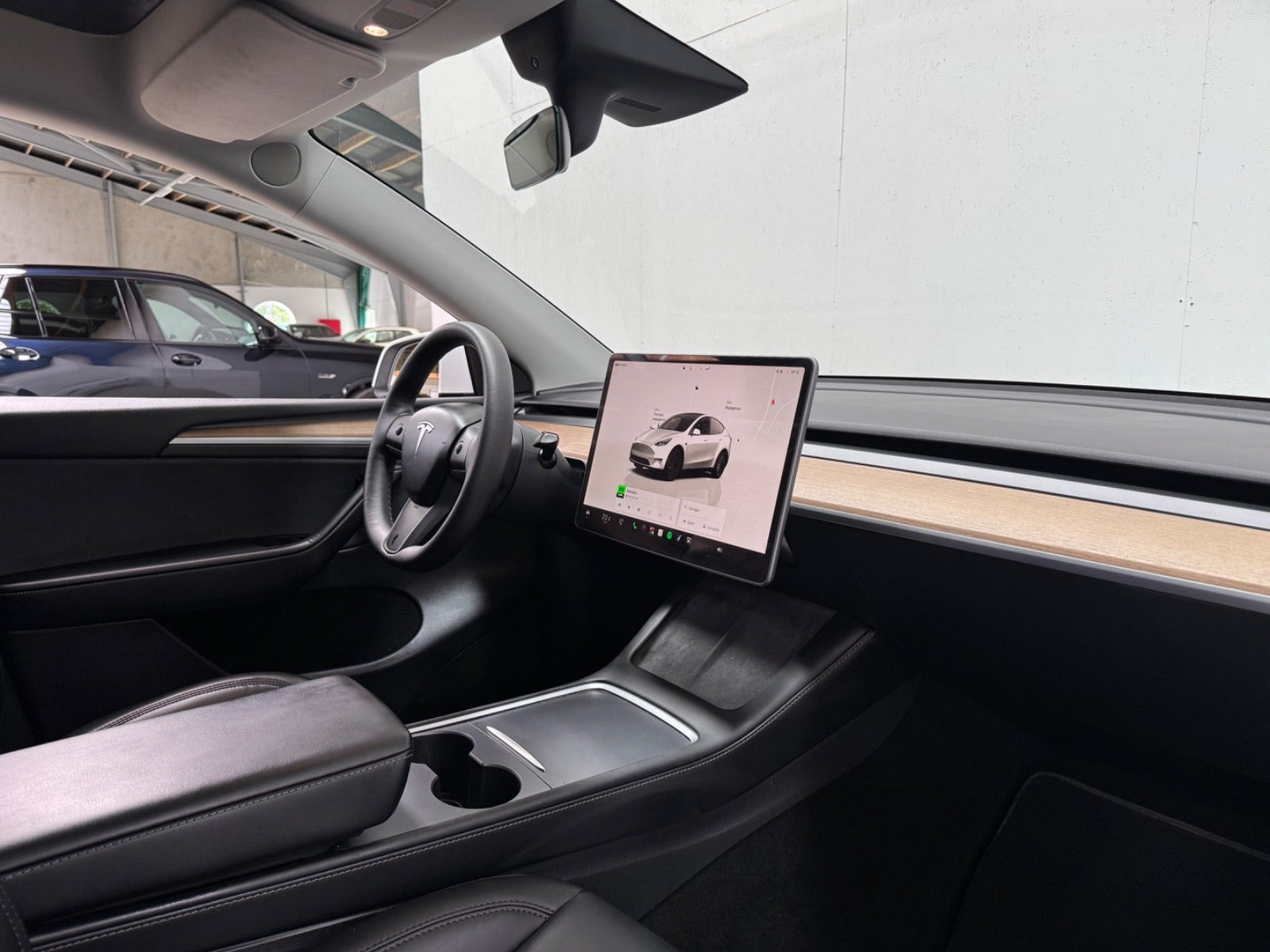 Hvid Tesla Model Y fra 2022