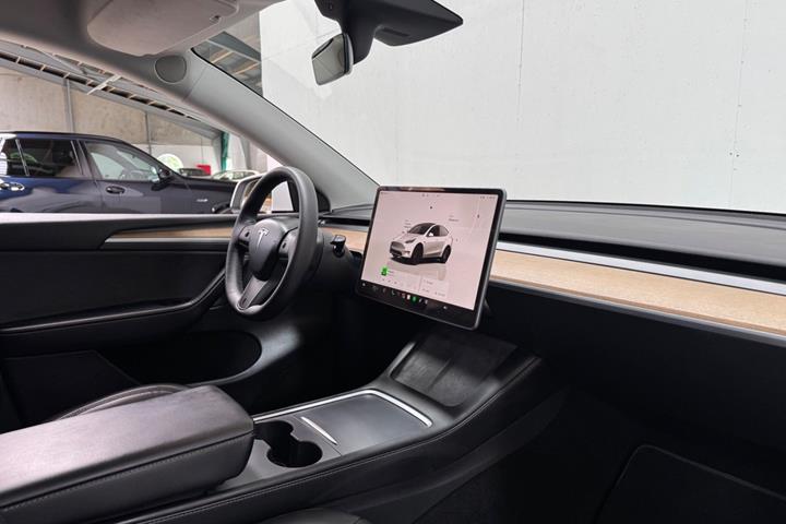 Hvid Tesla Model Y fra 2022