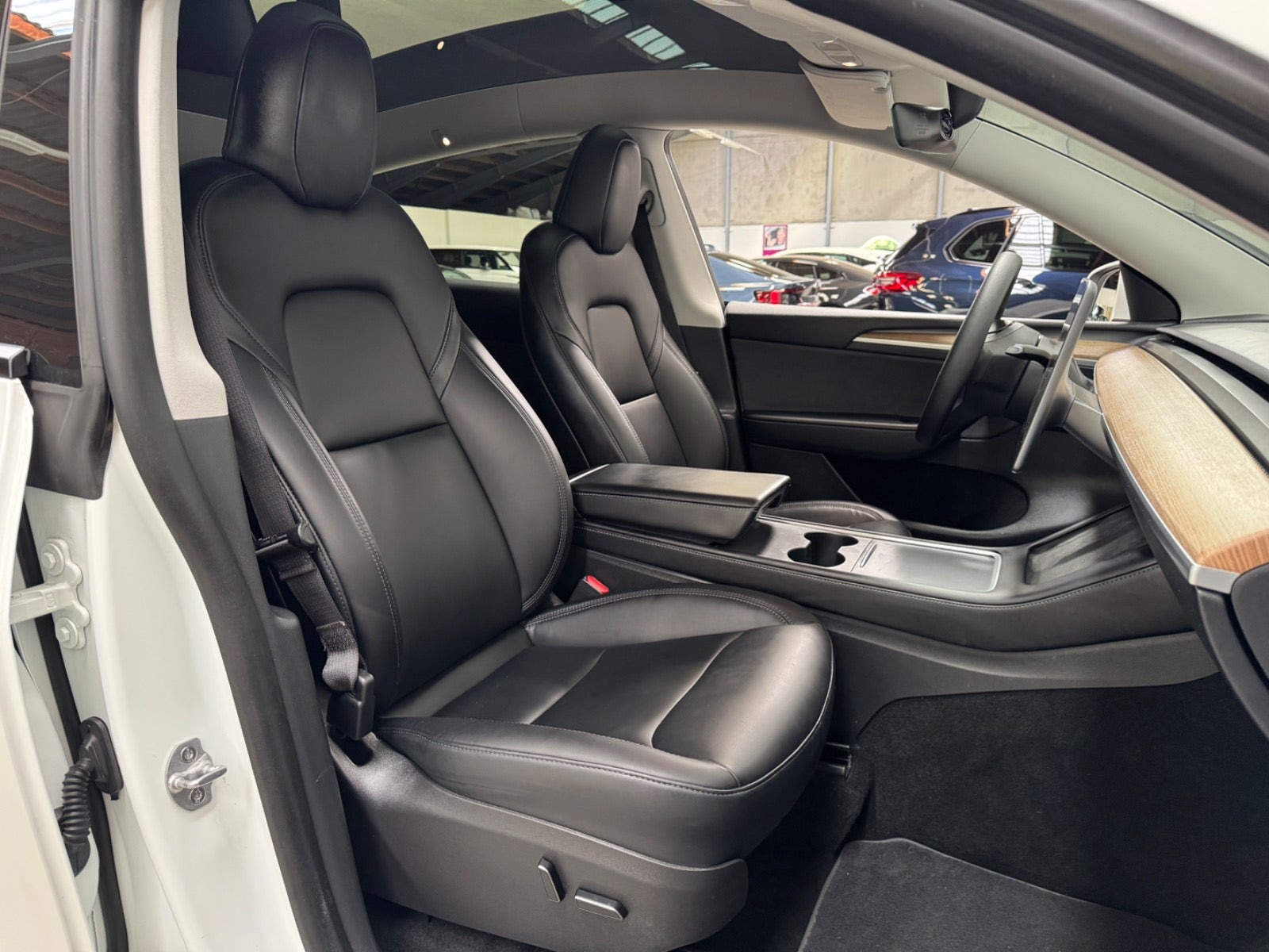 Hvid Tesla Model Y fra 2022