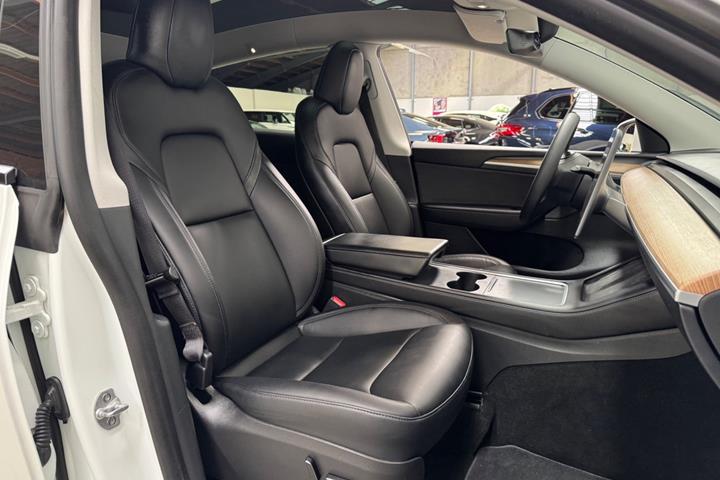Hvid Tesla Model Y fra 2022
