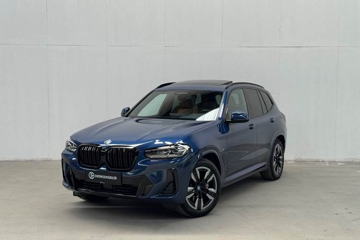 Blå BMW iX3 fra 2022 set udefra