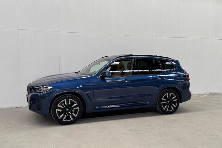 Blå BMW iX3 fra 2022
