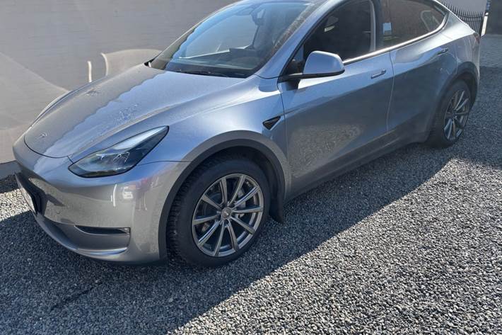 Grå Tesla Model Y fra 2024