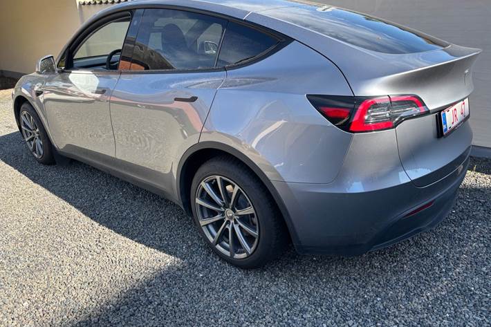 Grå Tesla Model Y fra 2024