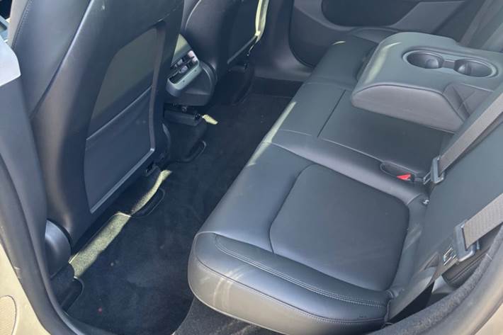 Grå Tesla Model Y fra 2024
