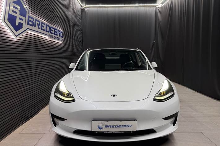 Hvid Tesla Model 3 fra 2022