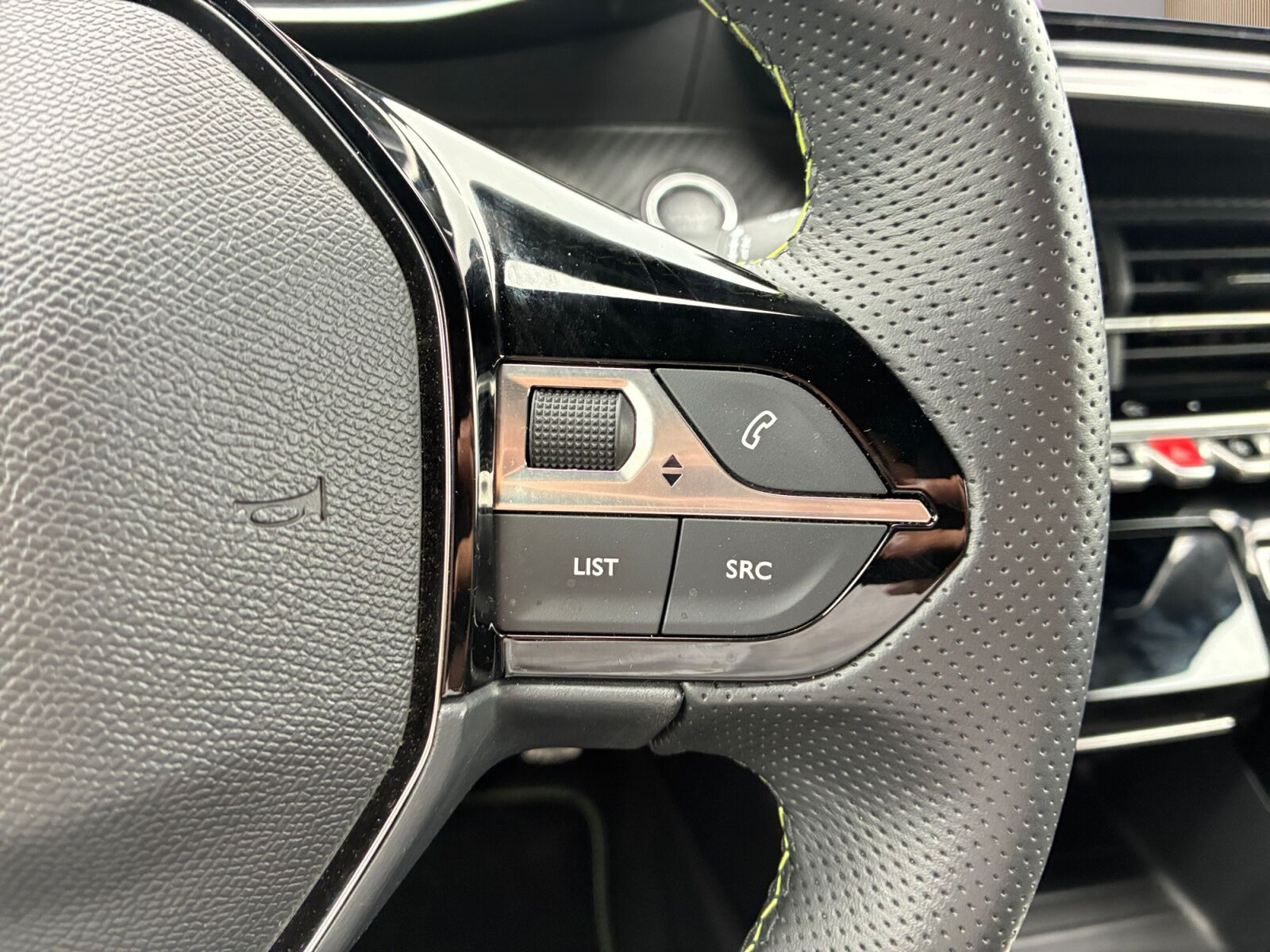Grå Peugeot e-2008 fra 2025
