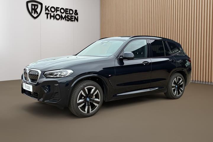 Sort BMW iX3 fra 2024 set udefra
