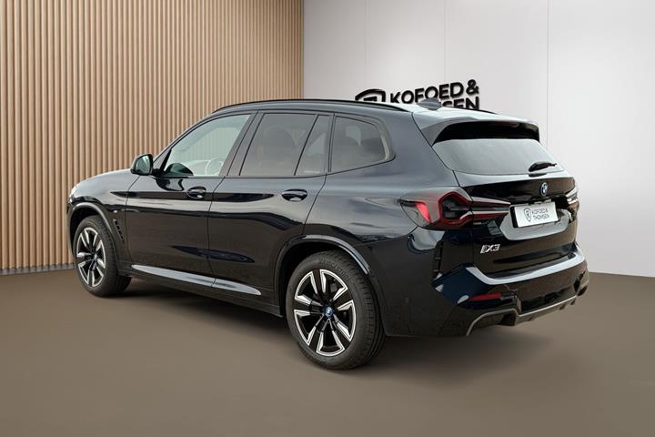 Sort BMW iX3 fra 2024
