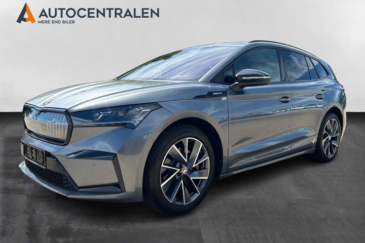 Grå Skoda Enyaq fra 2024 set udefra
