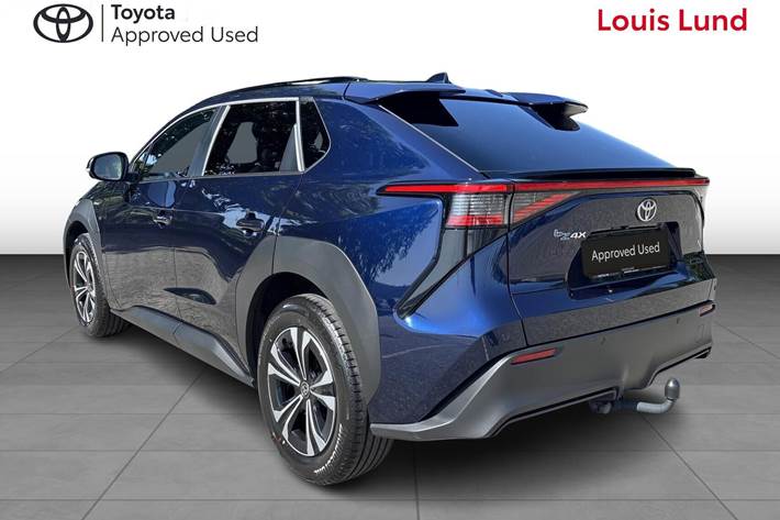 Blå Toyota BZ4X fra 2024