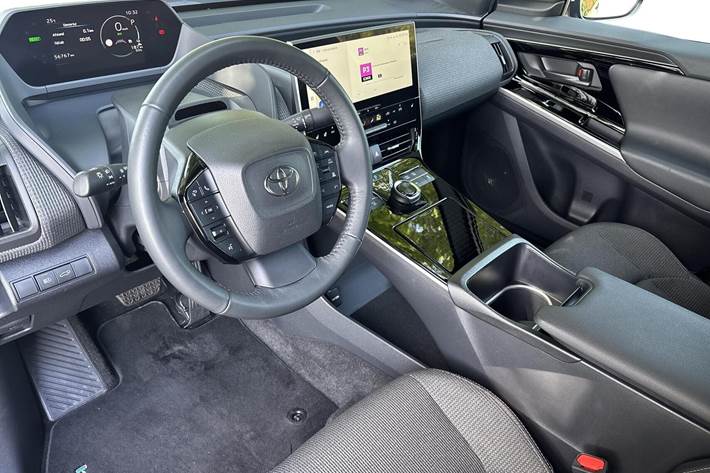 Blå Toyota BZ4X fra 2024
