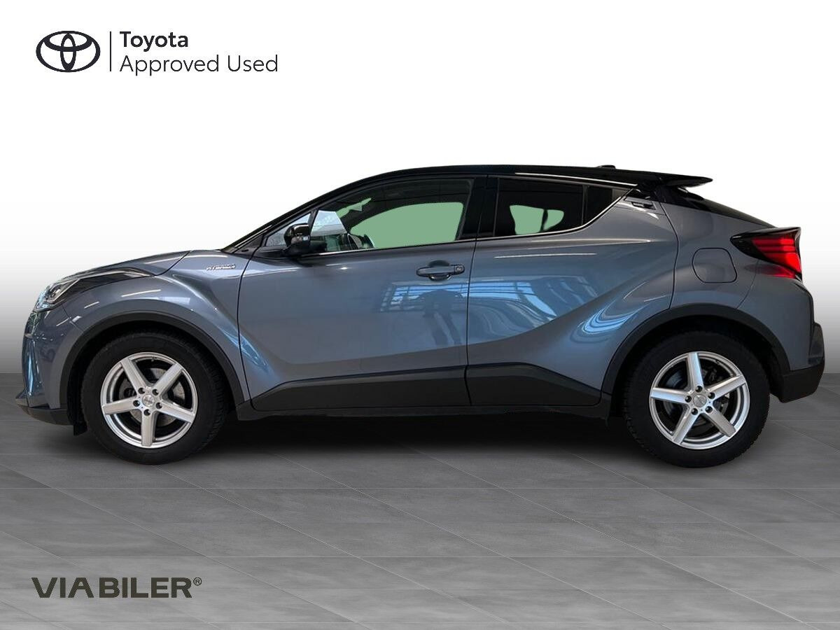 Grå Toyota C-HR fra 2022