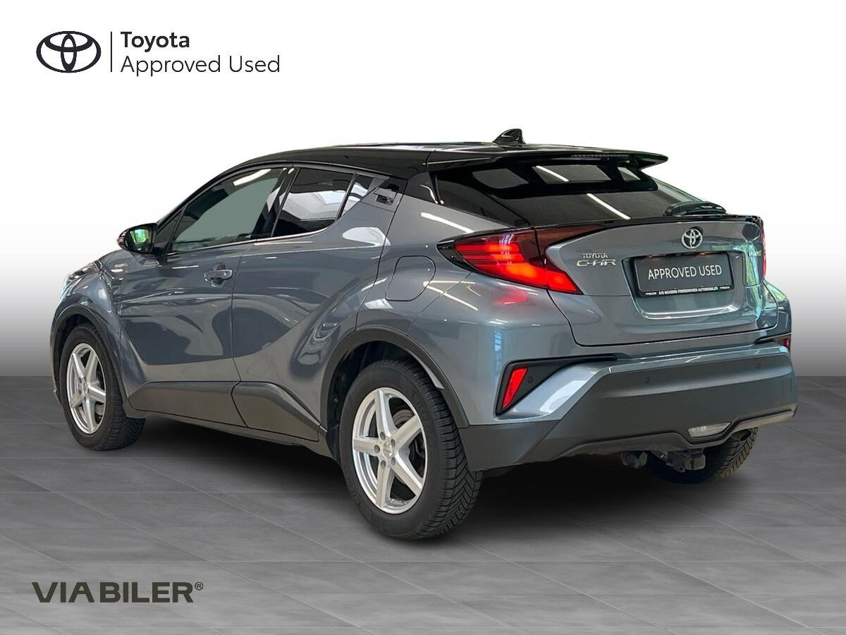Grå Toyota C-HR fra 2022