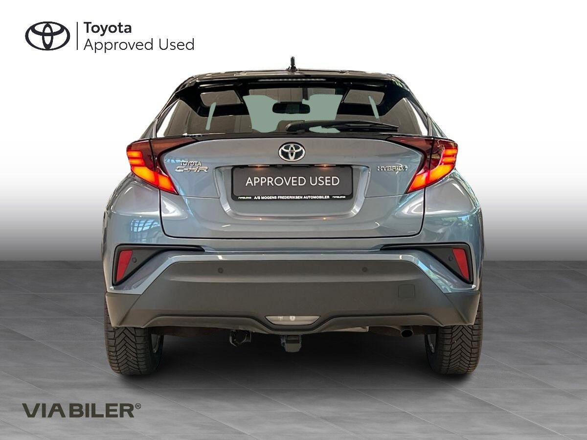 Grå Toyota C-HR fra 2022