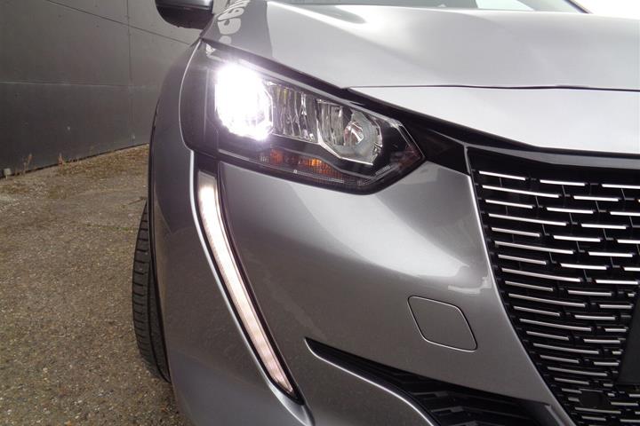 Grå Peugeot e-208 fra 2022