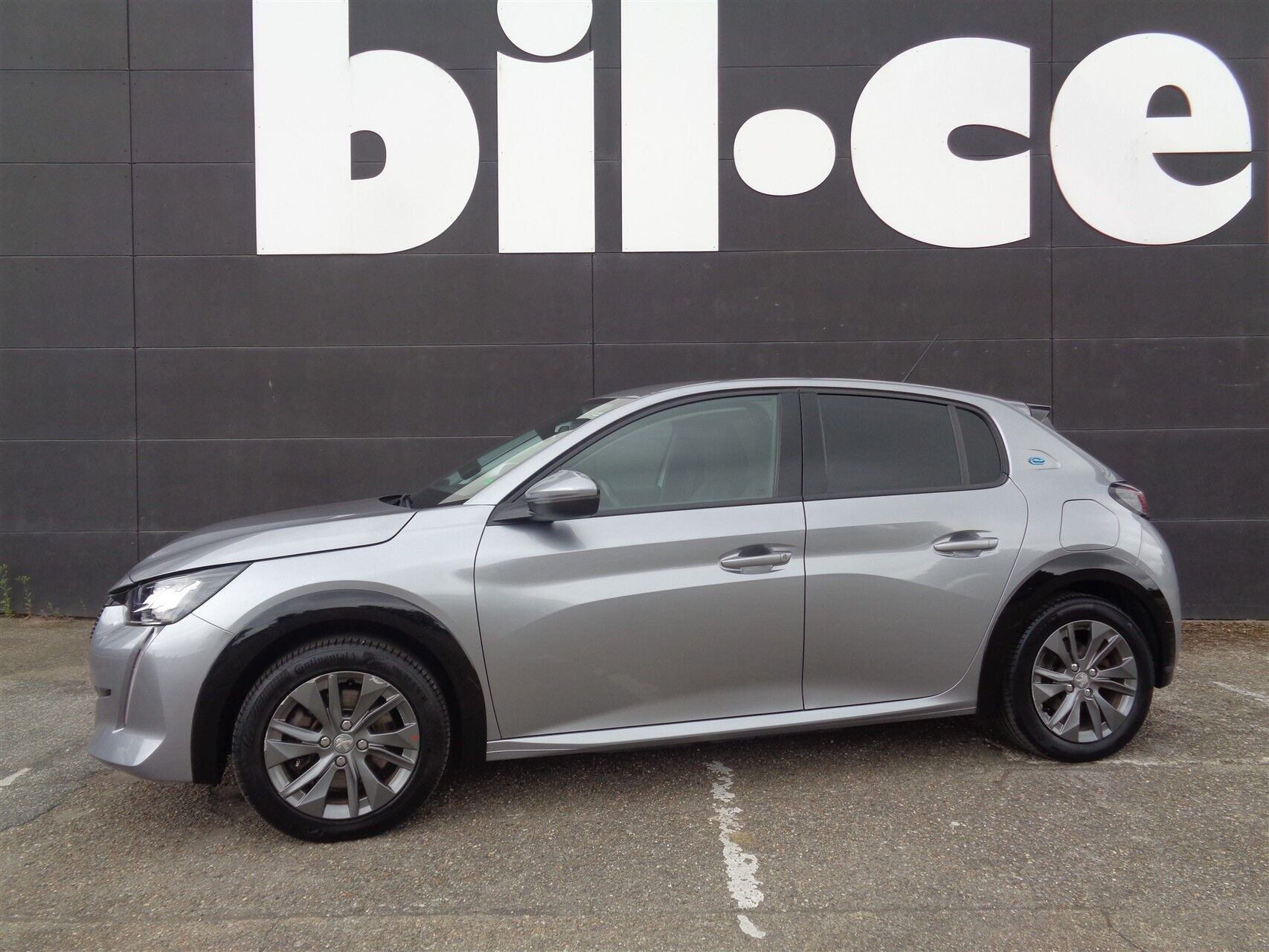 Grå Peugeot e-208 fra 2022