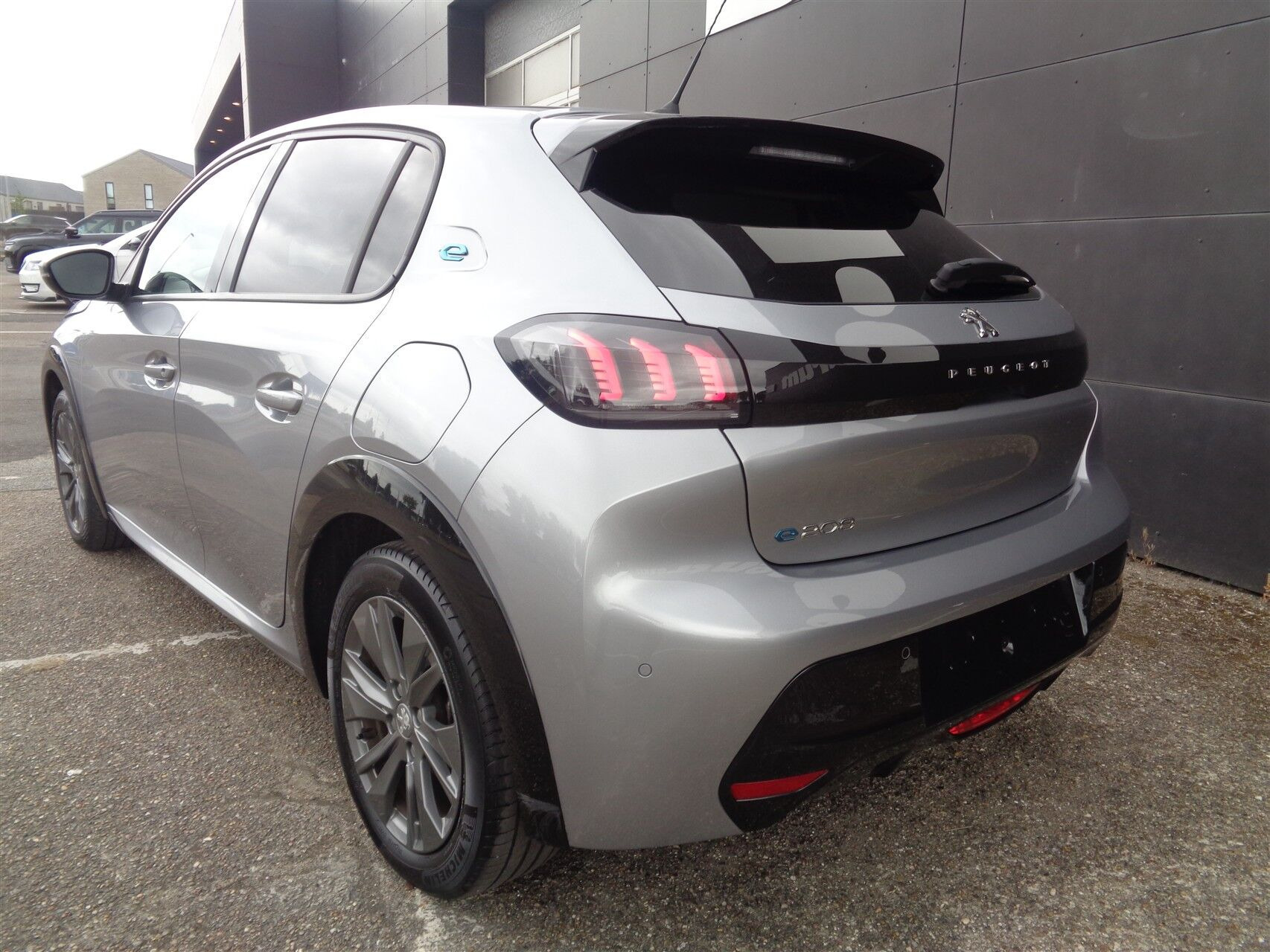 Grå Peugeot e-208 fra 2022