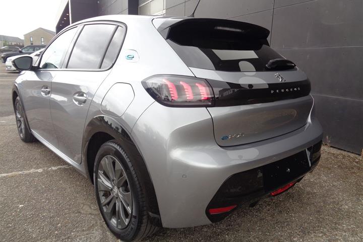Grå Peugeot e-208 fra 2022