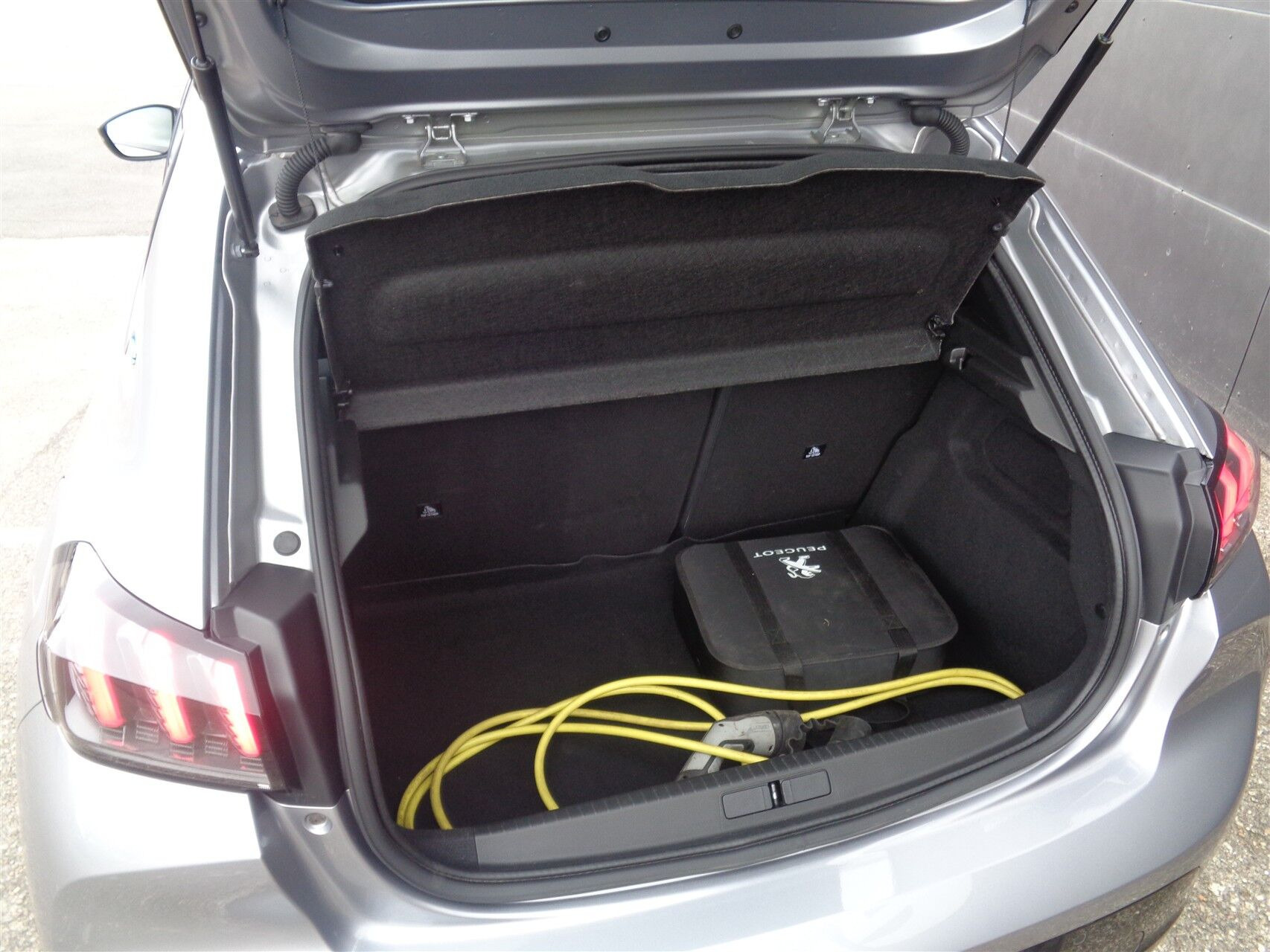 Grå Peugeot e-208 fra 2022