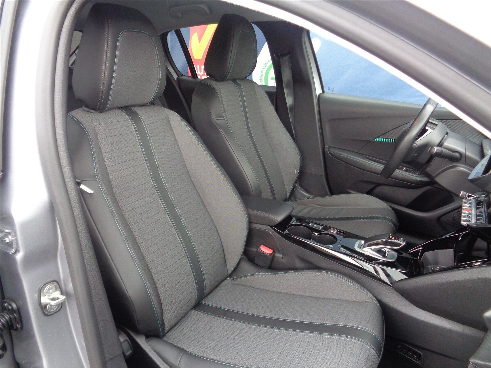 Grå Peugeot e-208 fra 2022