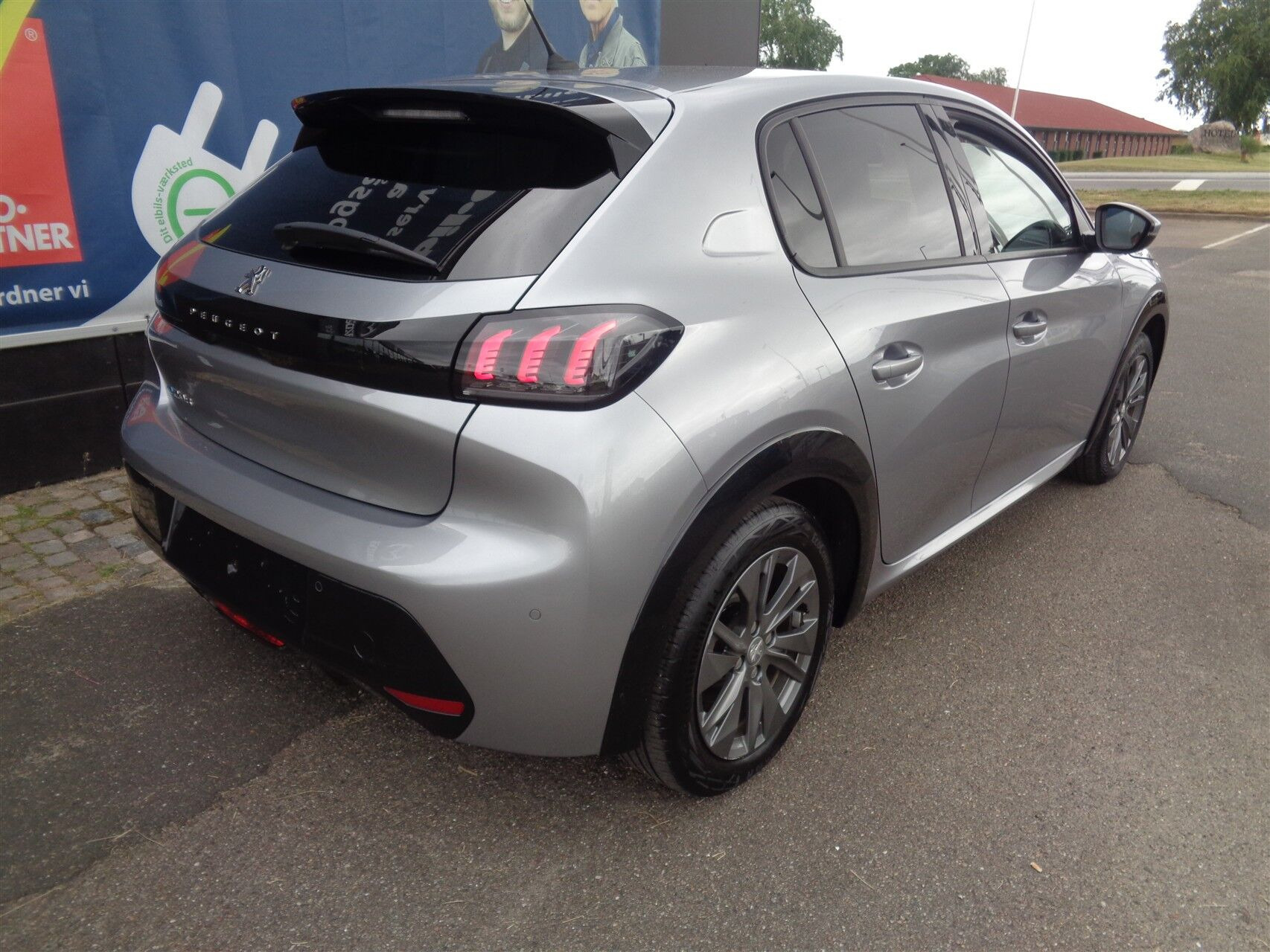 Grå Peugeot e-208 fra 2022