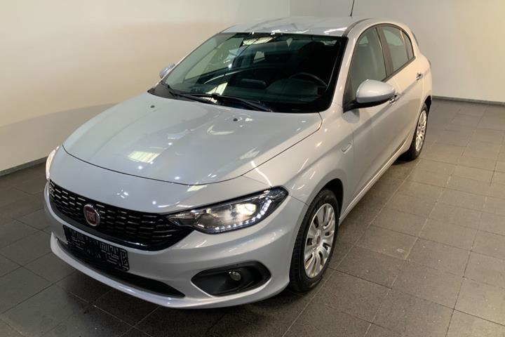 Sølv Fiat Tipo fra 2018 set udefra
