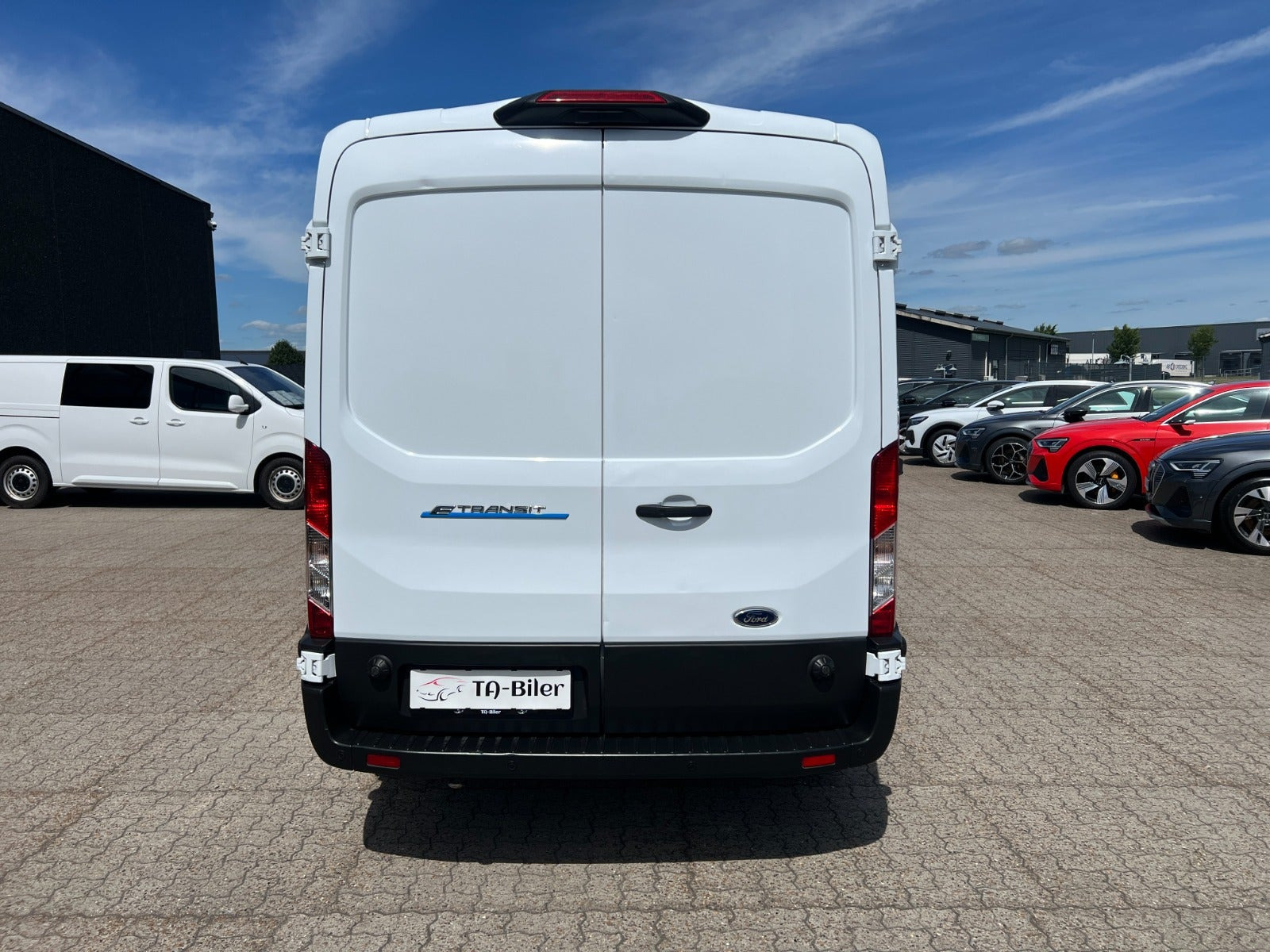 Hvid Ford E-Transit 390 L2 Van fra 2022 set udefra