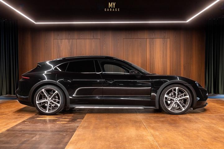Sort Porsche Taycan 4 fra 2023