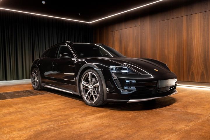 Sort Porsche Taycan 4 fra 2023