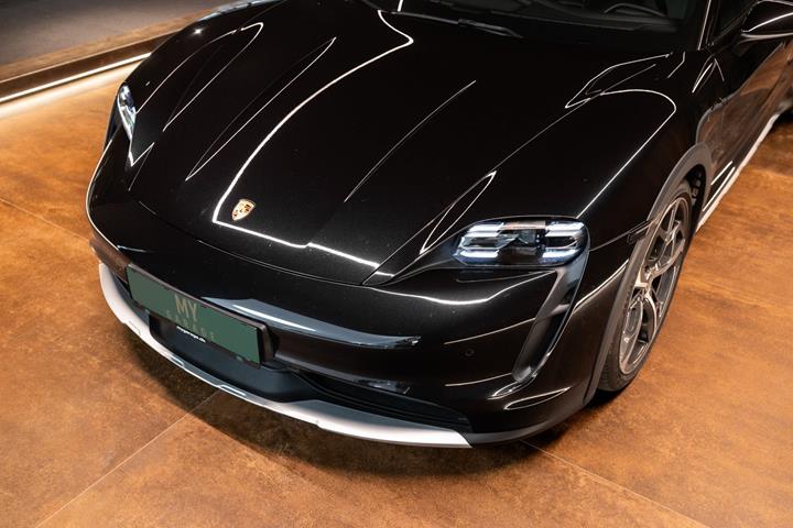 Sort Porsche Taycan 4 fra 2023