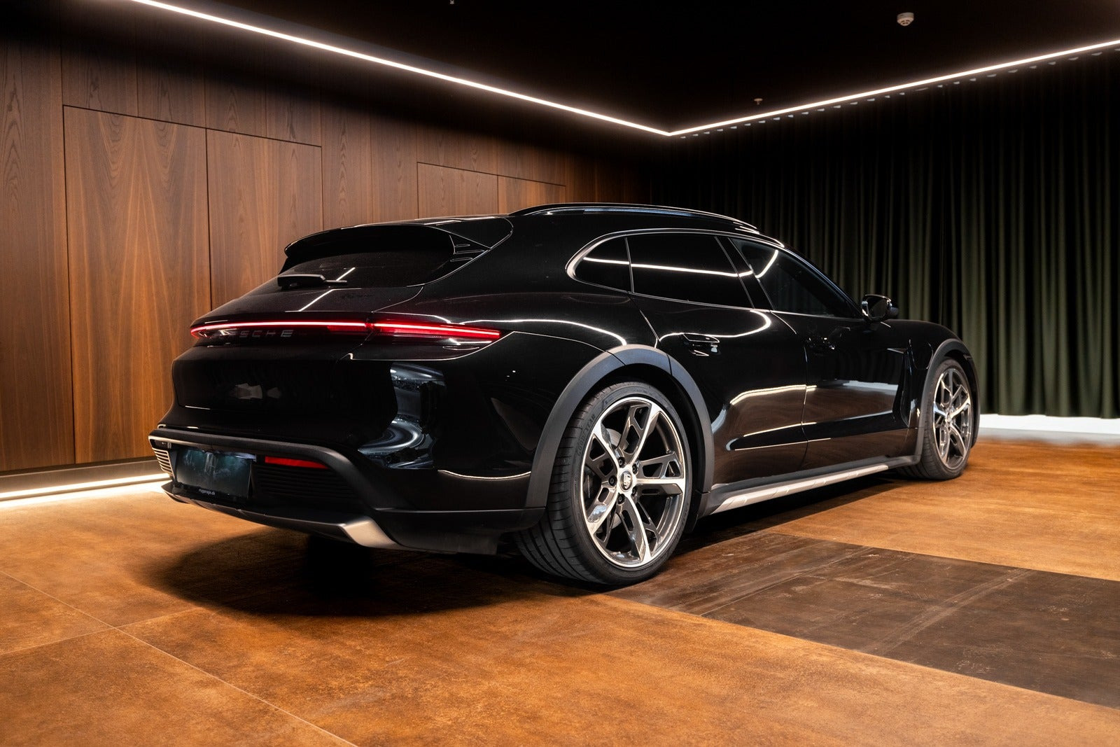 Sort Porsche Taycan 4 fra 2023