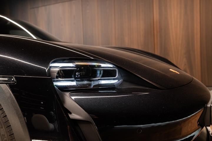 Sort Porsche Taycan 4 fra 2023