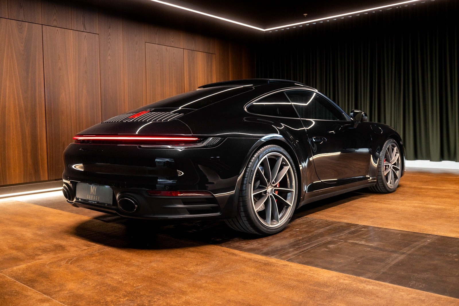 Sort Porsche 911 Carrera 4S fra 2022