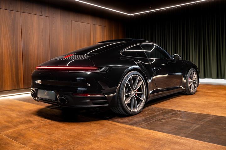 Sort Porsche 911 Carrera 4S fra 2022