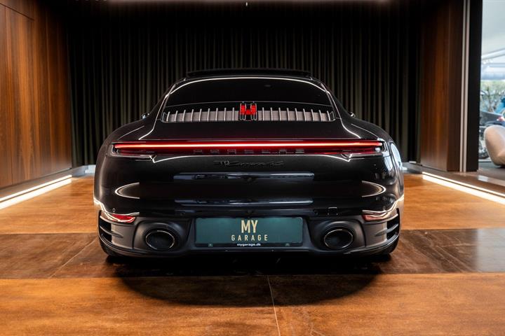 Sort Porsche 911 Carrera 4S fra 2022