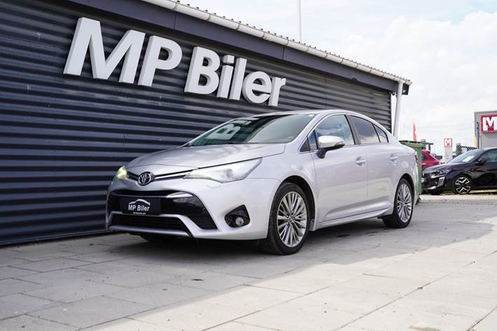 Sølv Toyota Avensis fra 2016