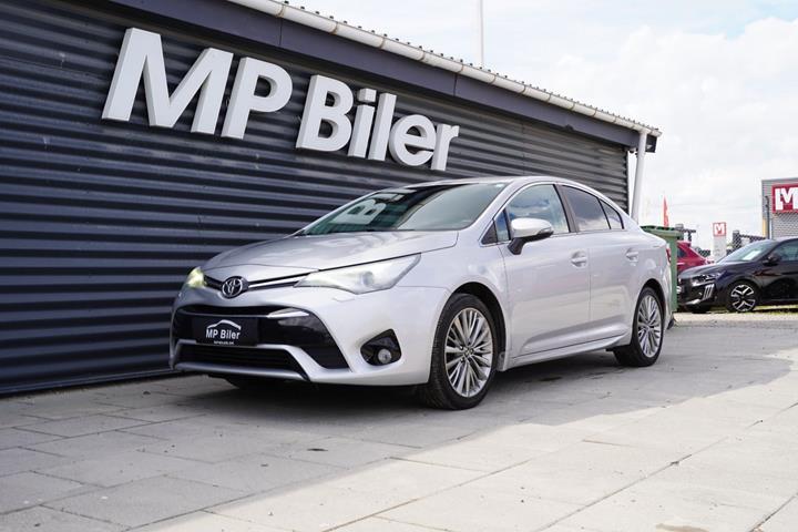 Sølv Toyota Avensis fra 2016 set udefra