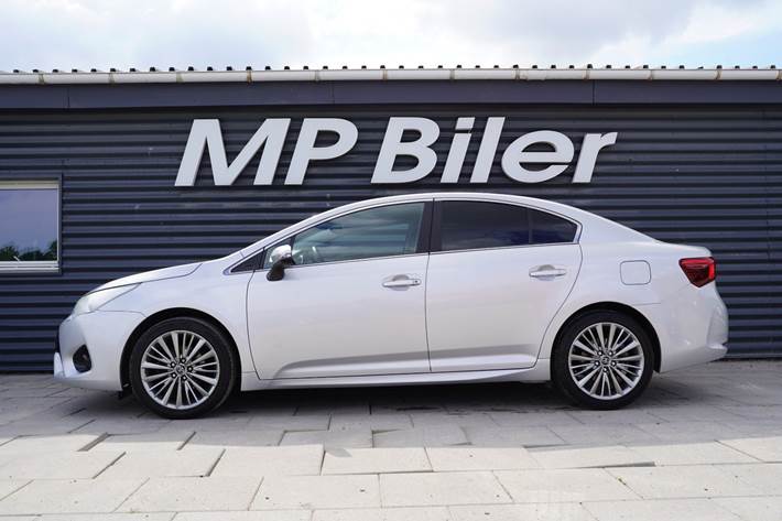 Sølv Toyota Avensis fra 2016