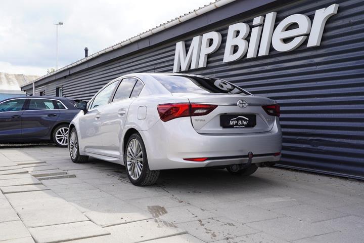 Sølv Toyota Avensis fra 2016