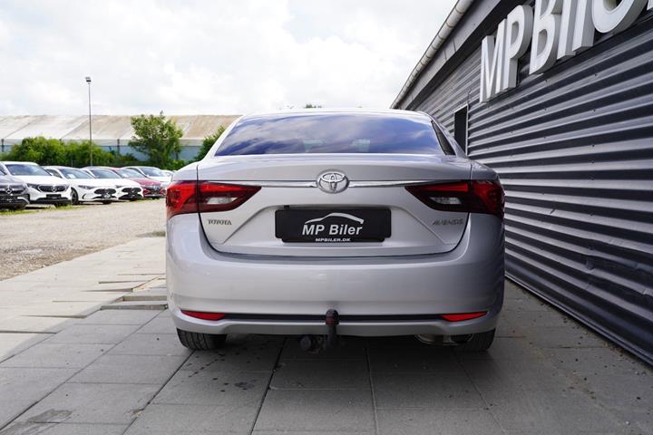 Sølv Toyota Avensis fra 2016