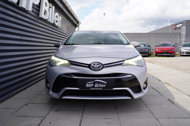 Sølv Toyota Avensis fra 2016